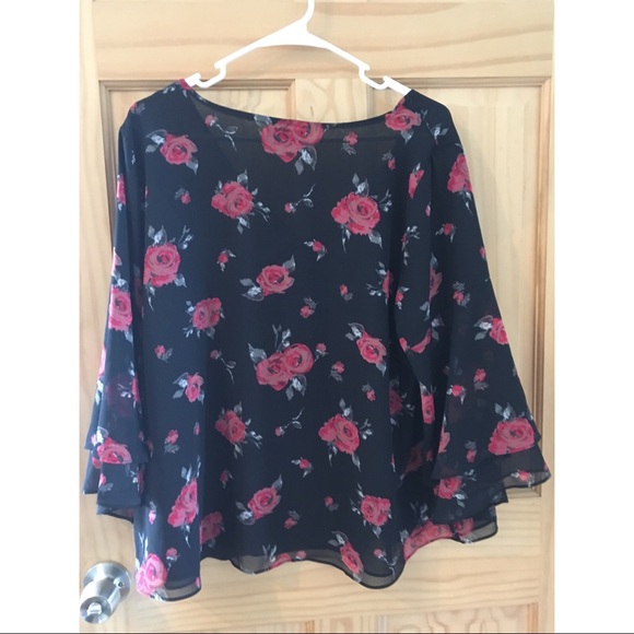 Floral top with short bell sleeves - Picture 5 of 5